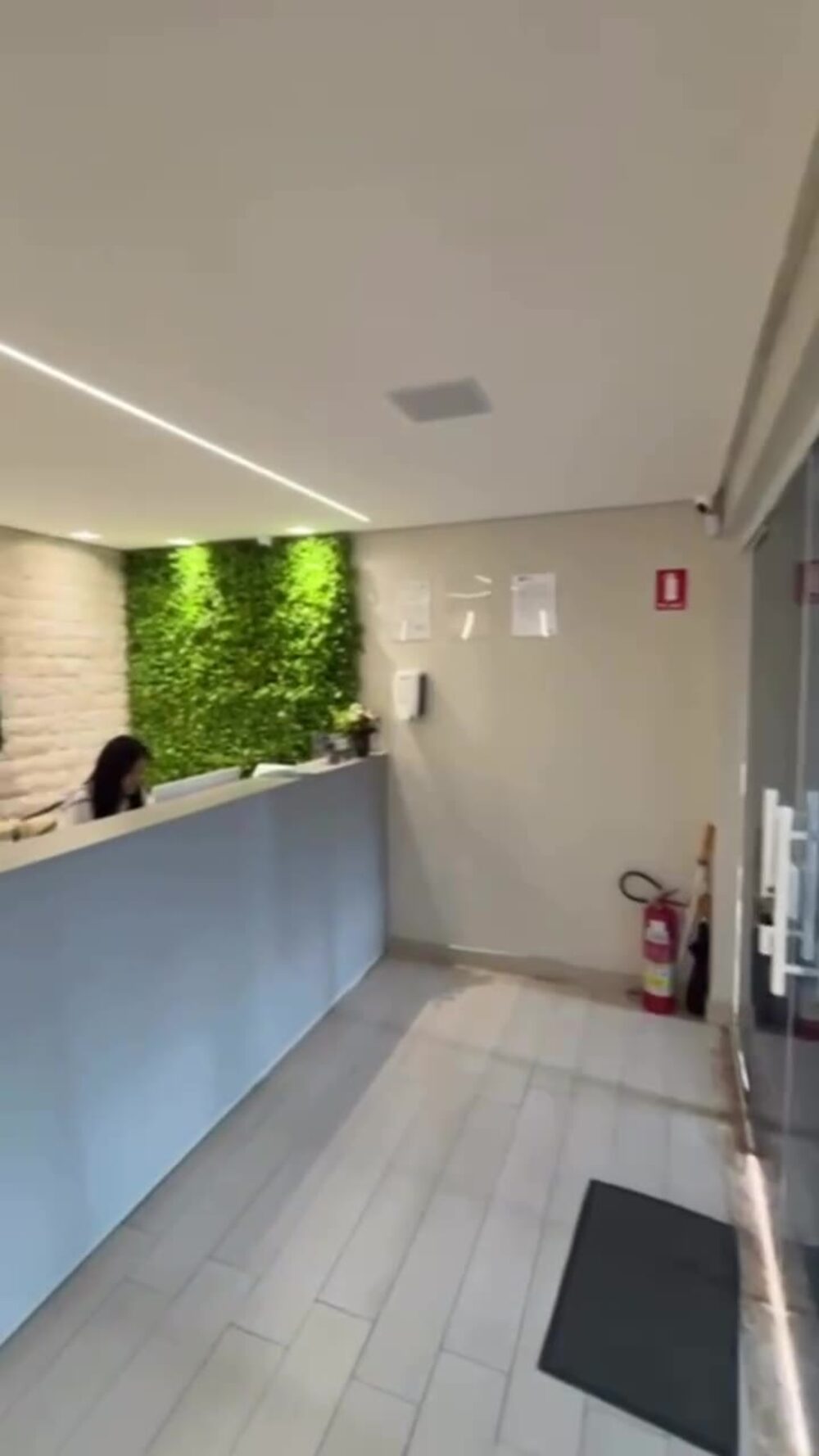Recepção do Instituto Torres com parede verde em Goiânia